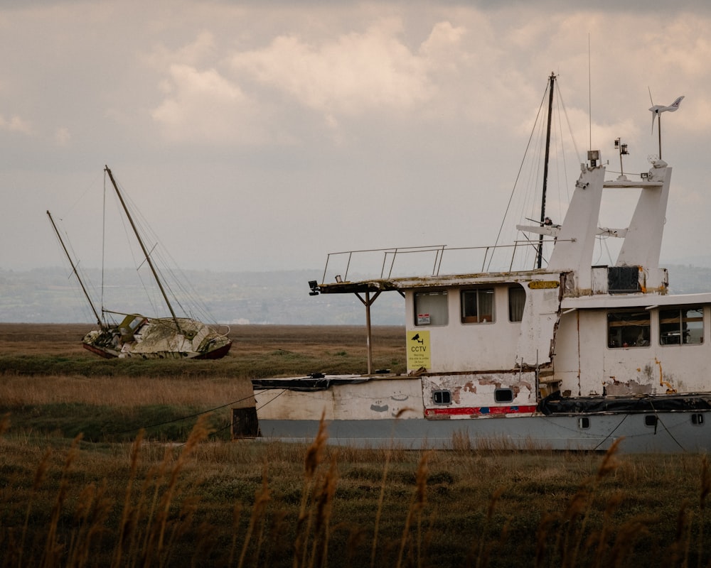 a boat that is sitting in the grass