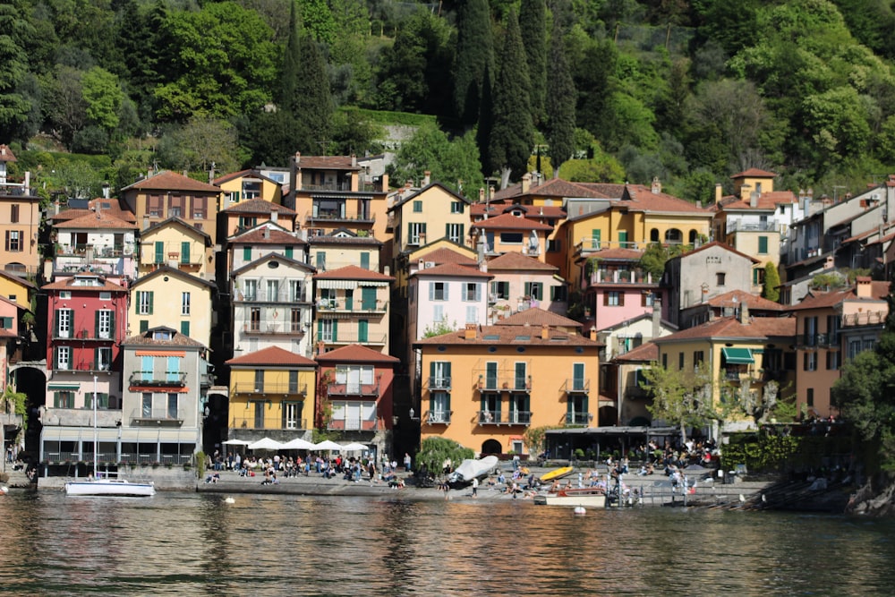 a group of houses on the shore of a lake