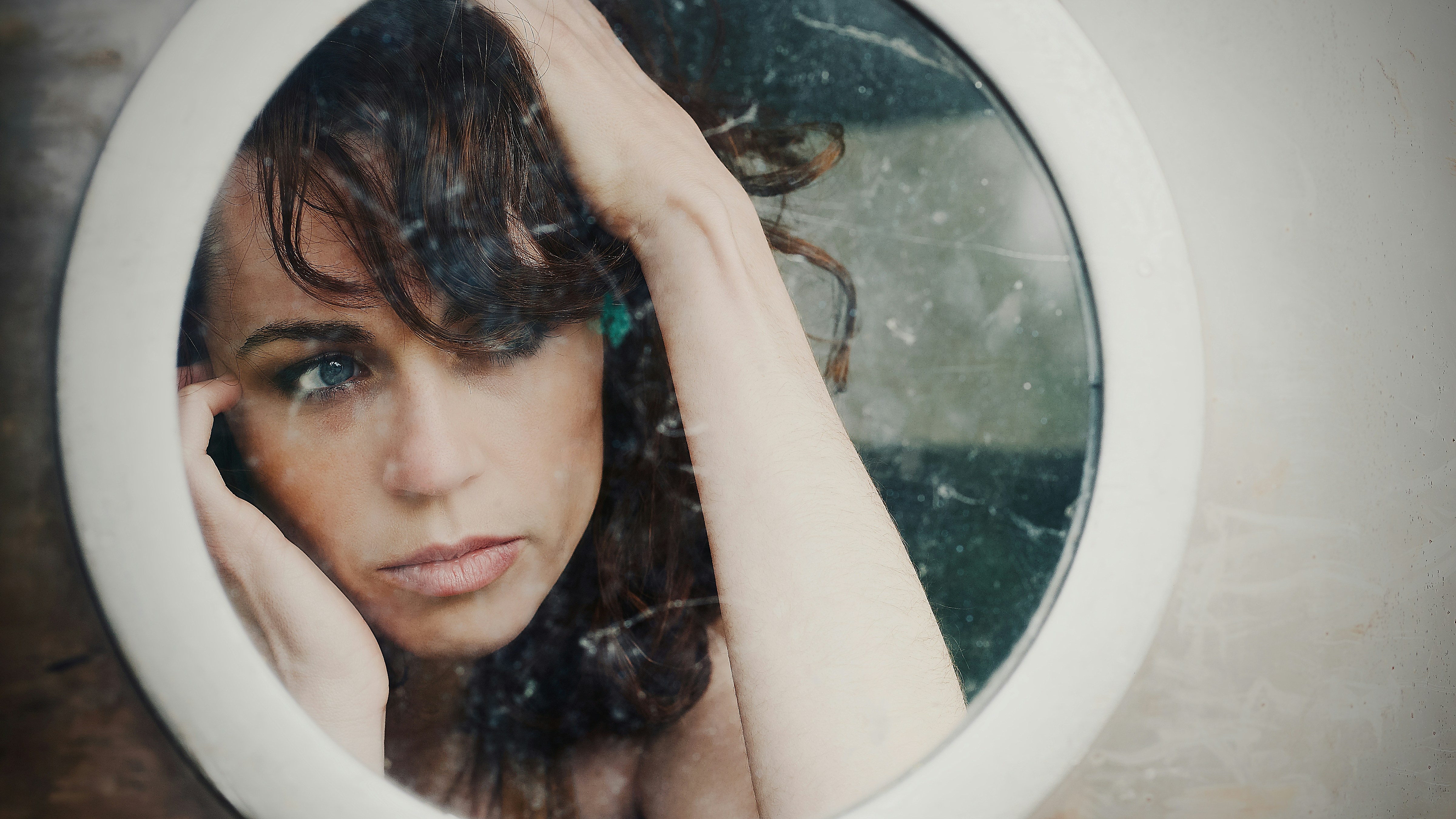 Немедленно забудьте про селфи в зеркале – гуру знакомств помогают покончить с семилетним одиночеством