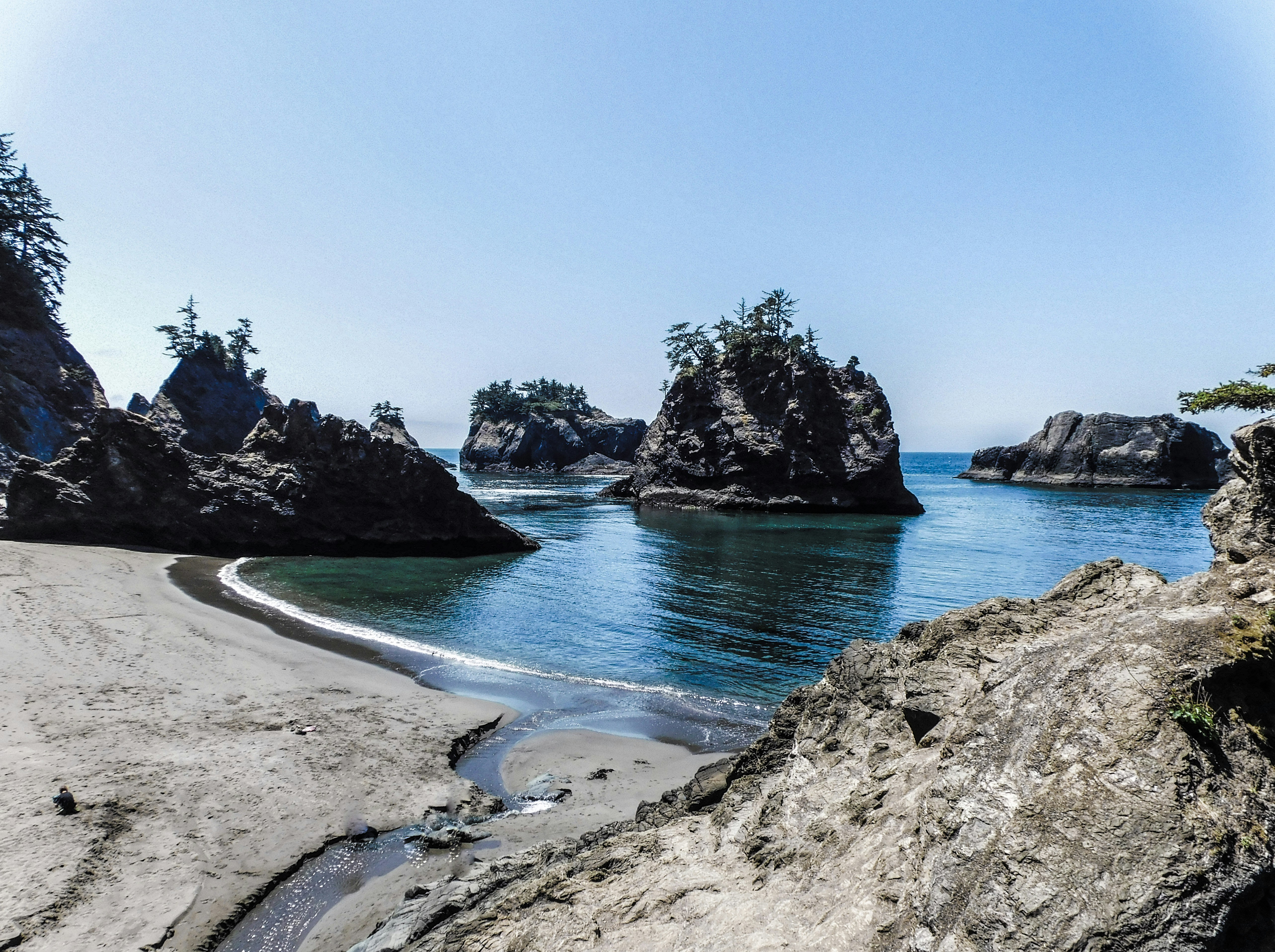 A view of a beach with rocks and water photo – Free Usa Image on Unsplash