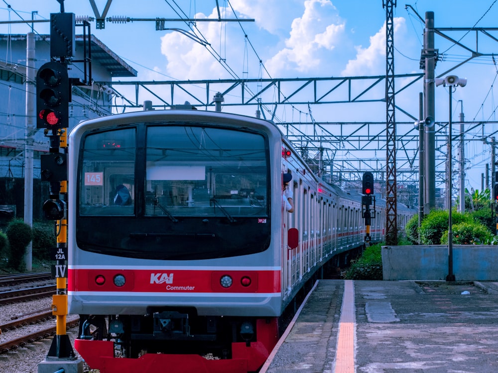 기차 선로를 따라 여행하는 빨간색과 흰색 기차