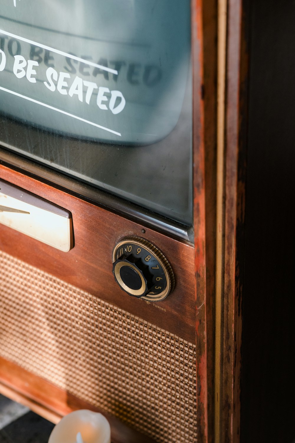 a close up of an old fashioned radio