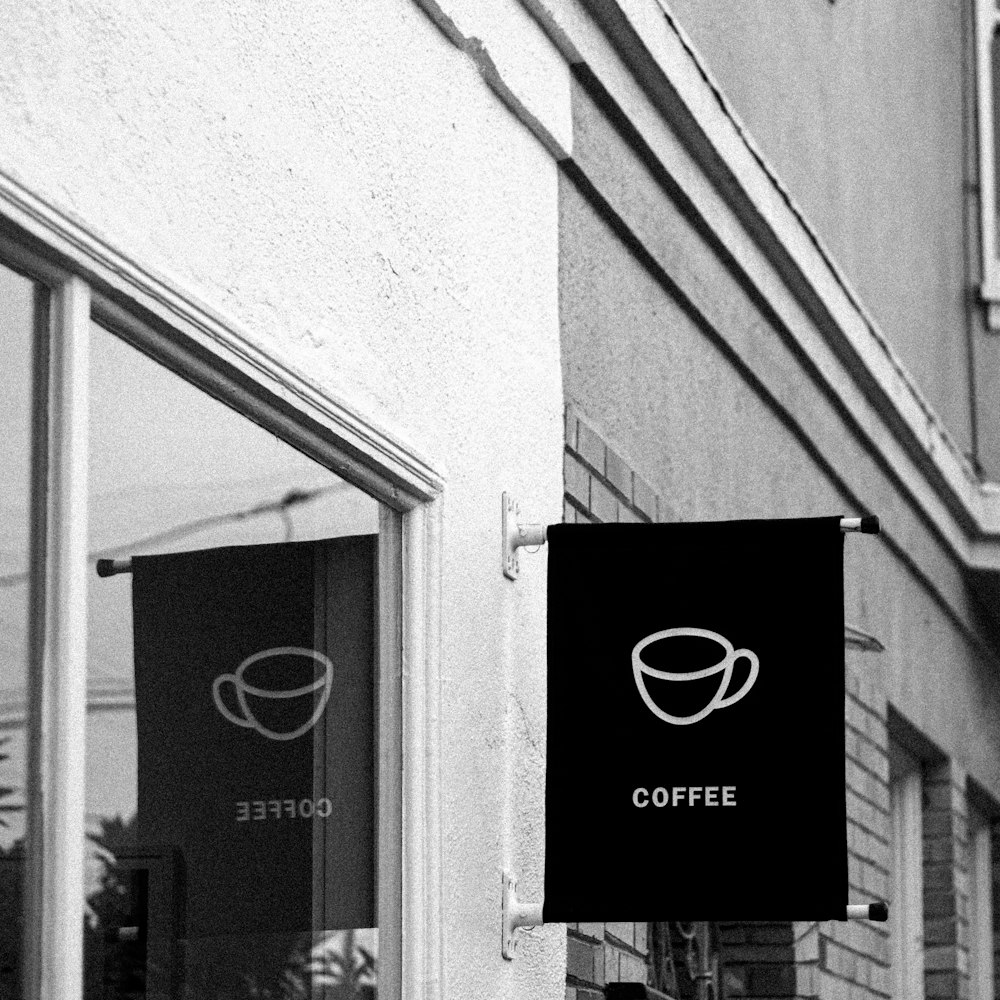 コーヒーショップの白黒写真