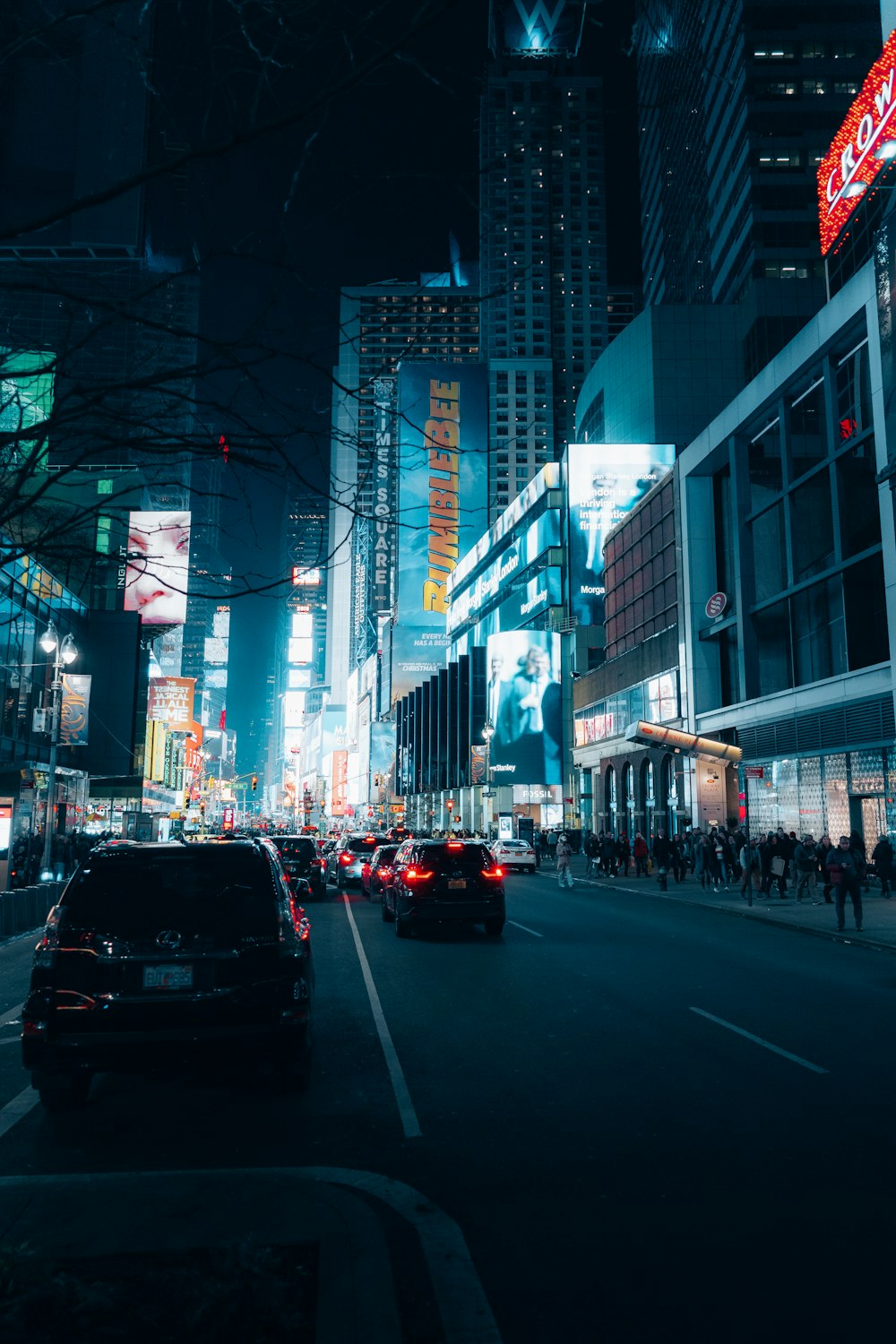 a city street filled with lots of traffic at night