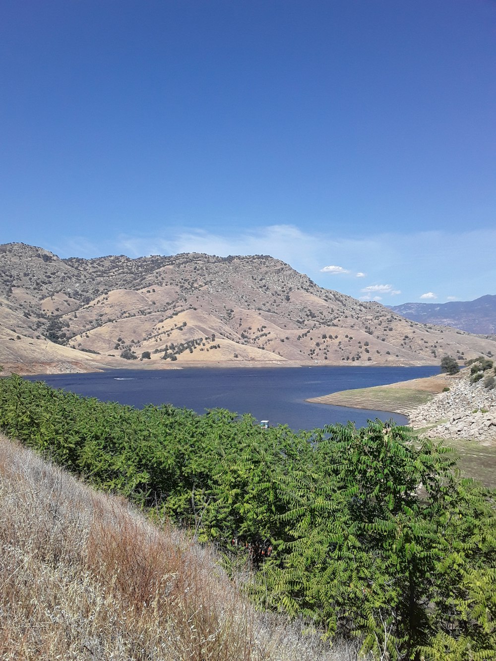 una gran masa de agua rodeada de montañas