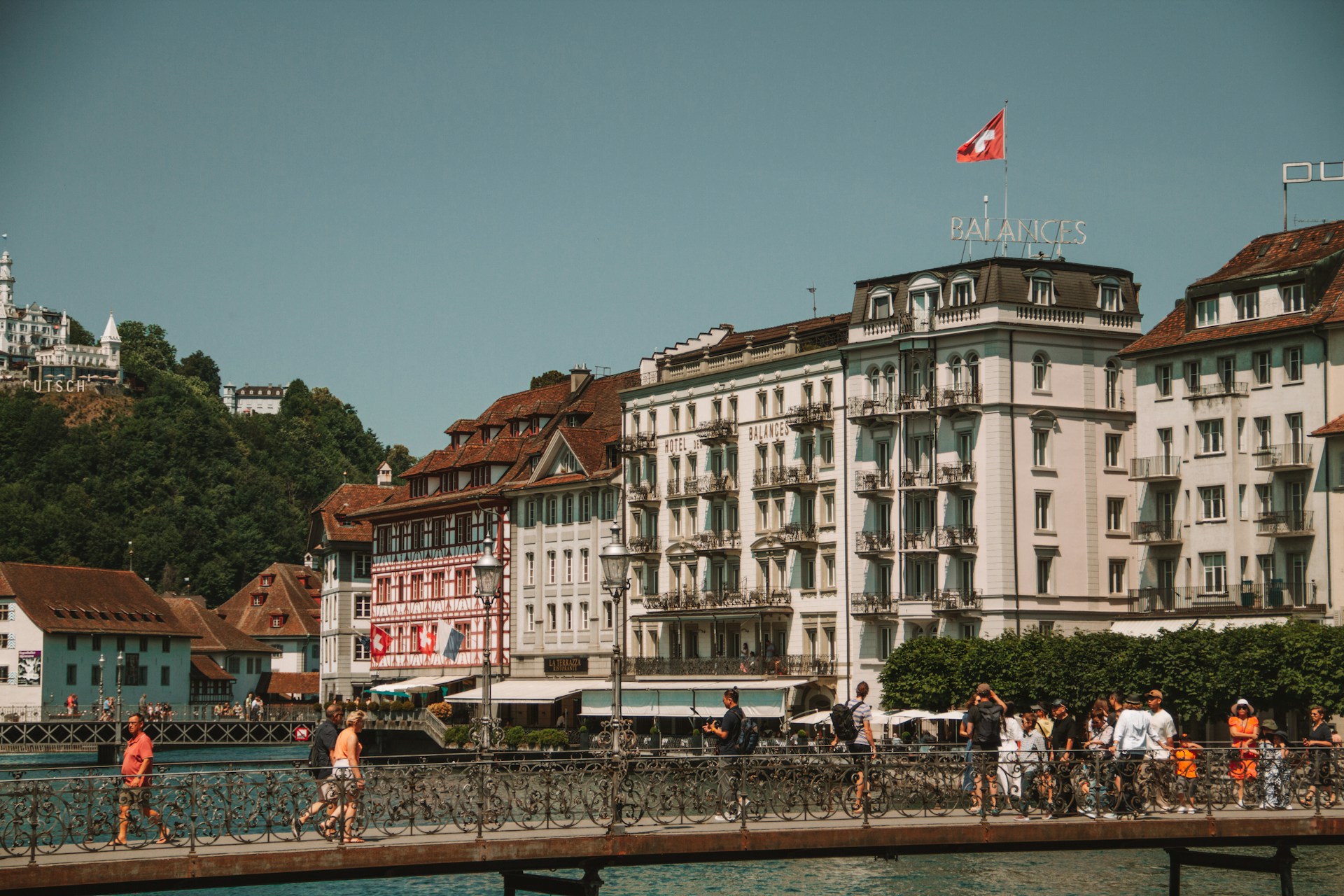 gray computer monitor