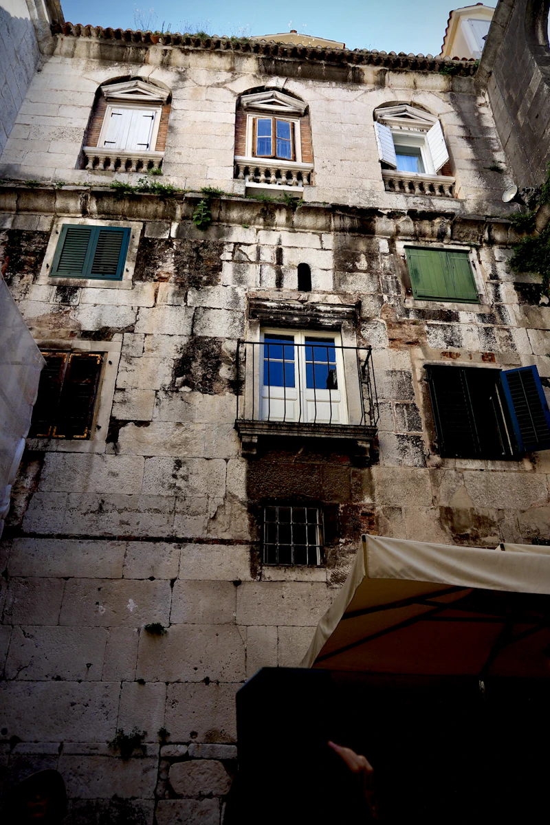 Scuri e persiane su un edificio d'epoca