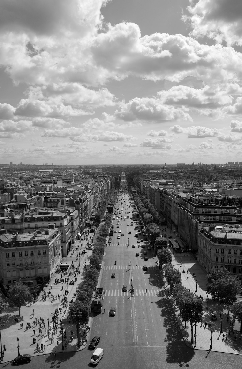 a black and white photo of a city street