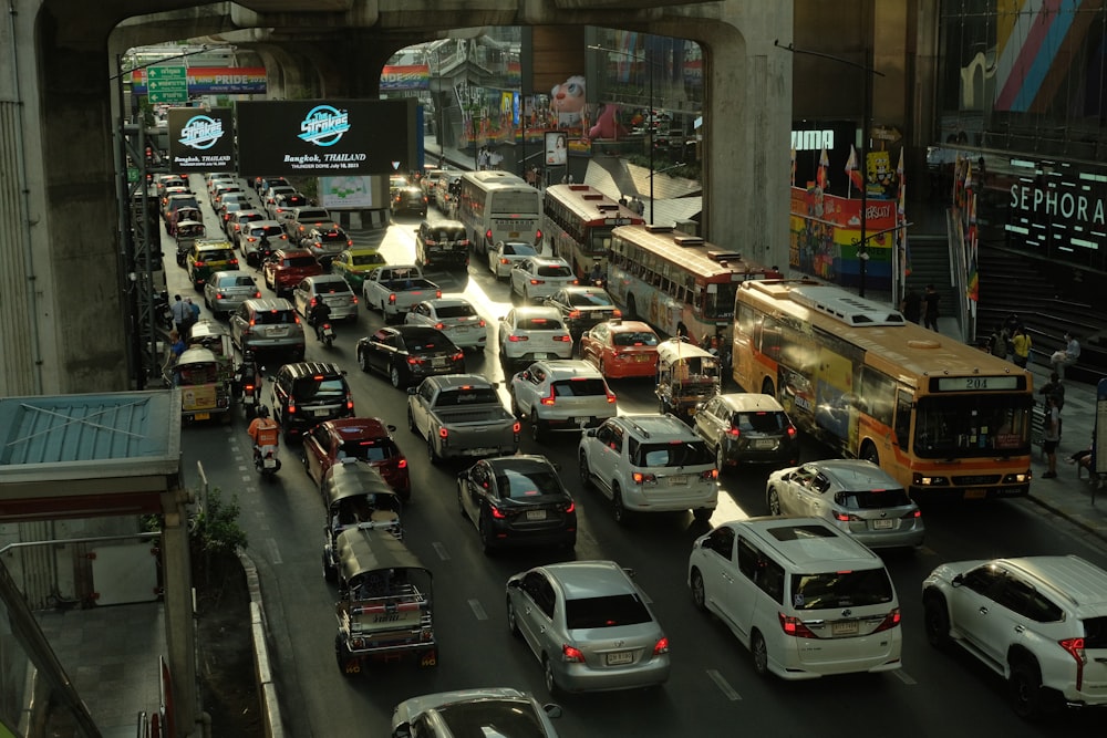 a busy city street filled with lots of traffic