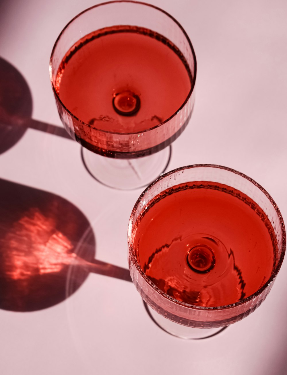 due bicchieri di vino rosso seduti uno accanto all'altro