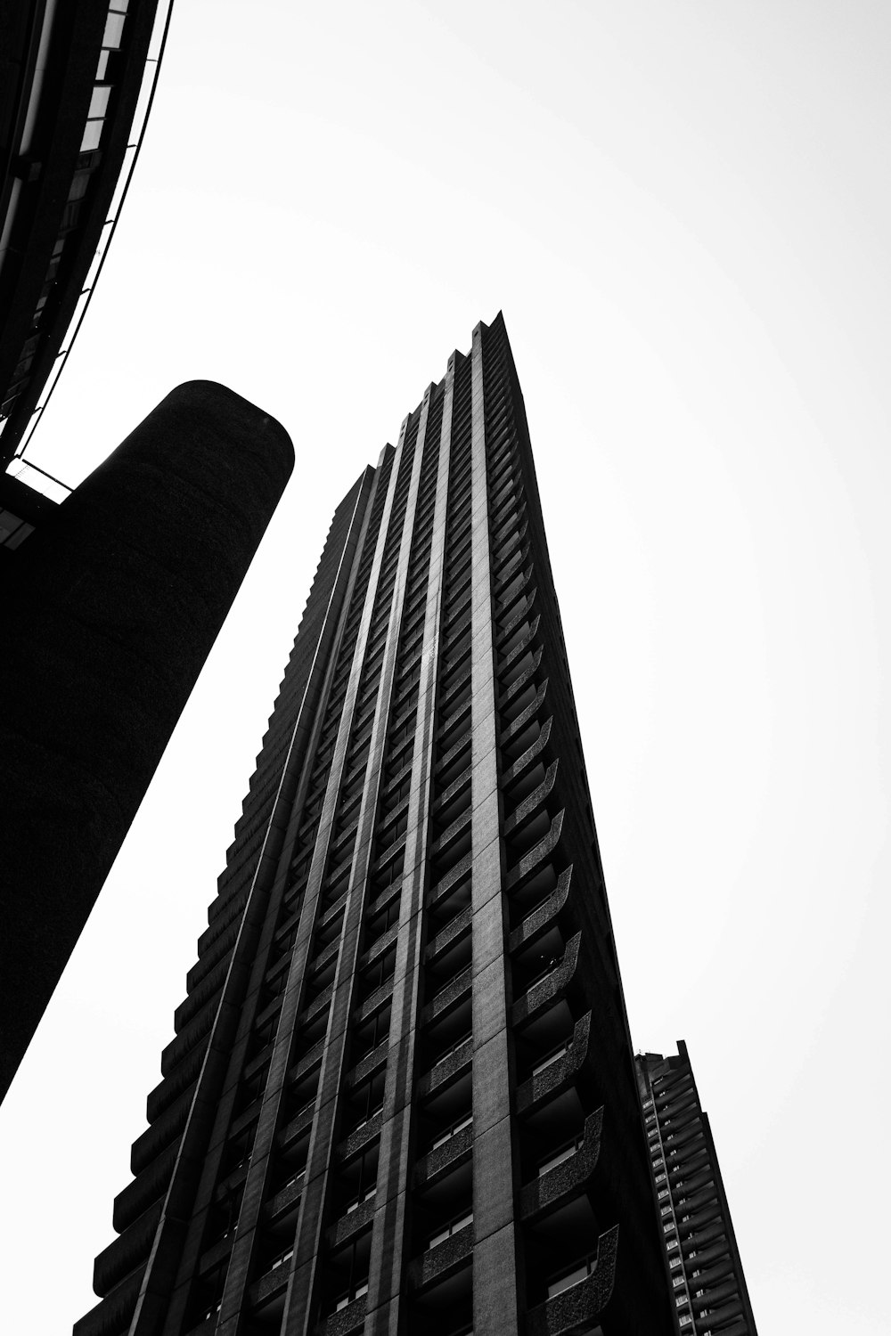 Una foto in bianco e nero di un edificio alto