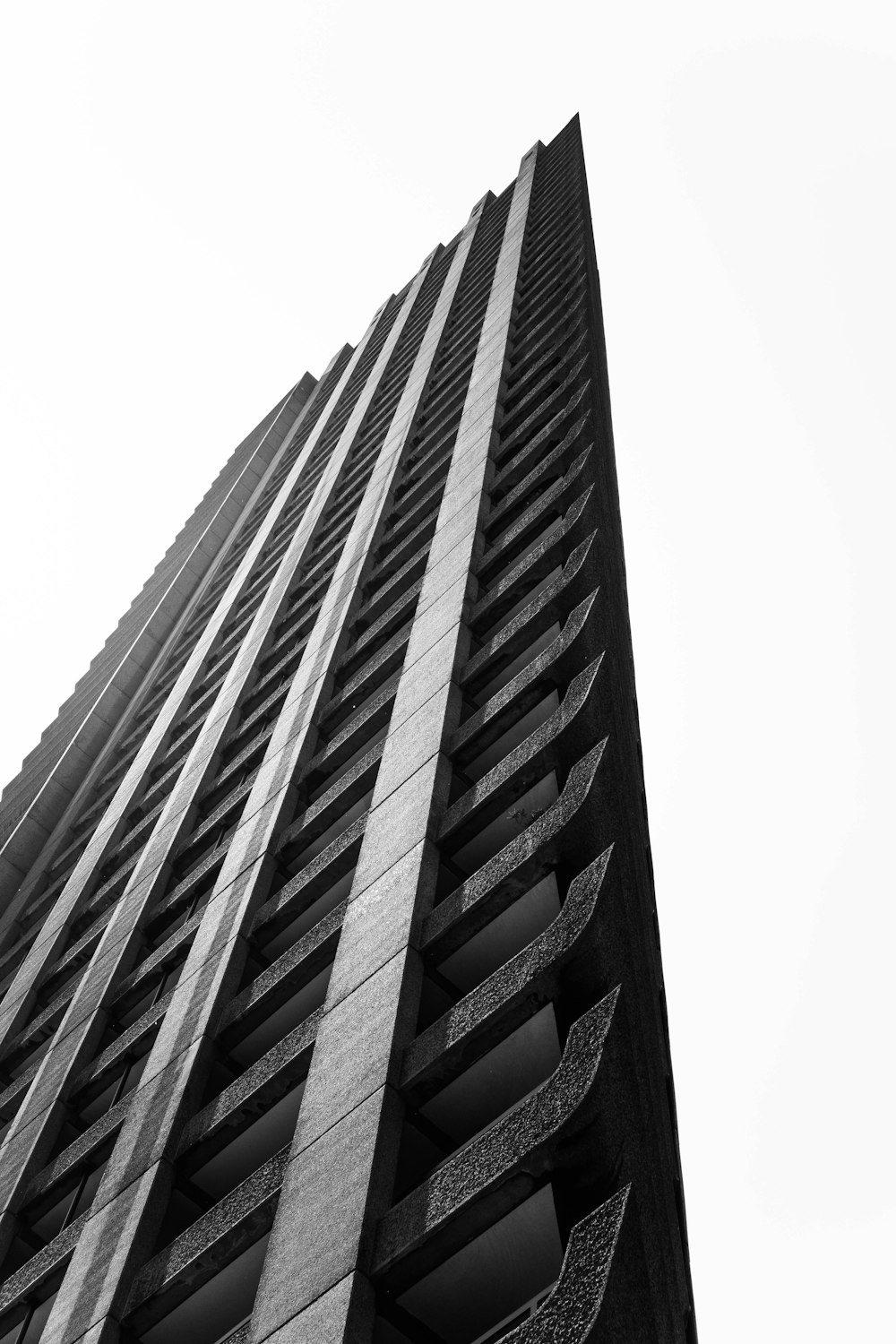 Una foto in bianco e nero di un edificio alto