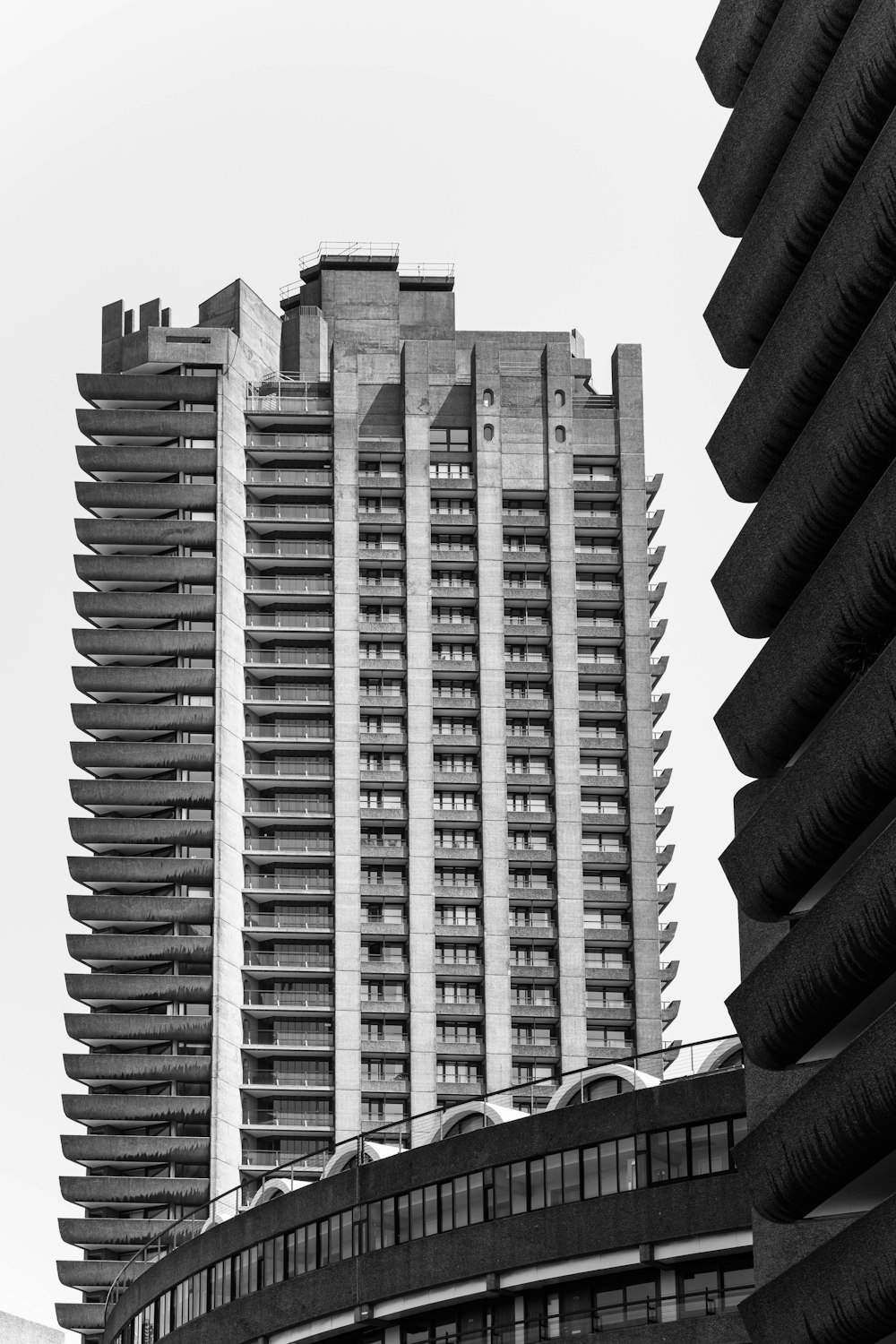 Una foto in bianco e nero di un edificio alto