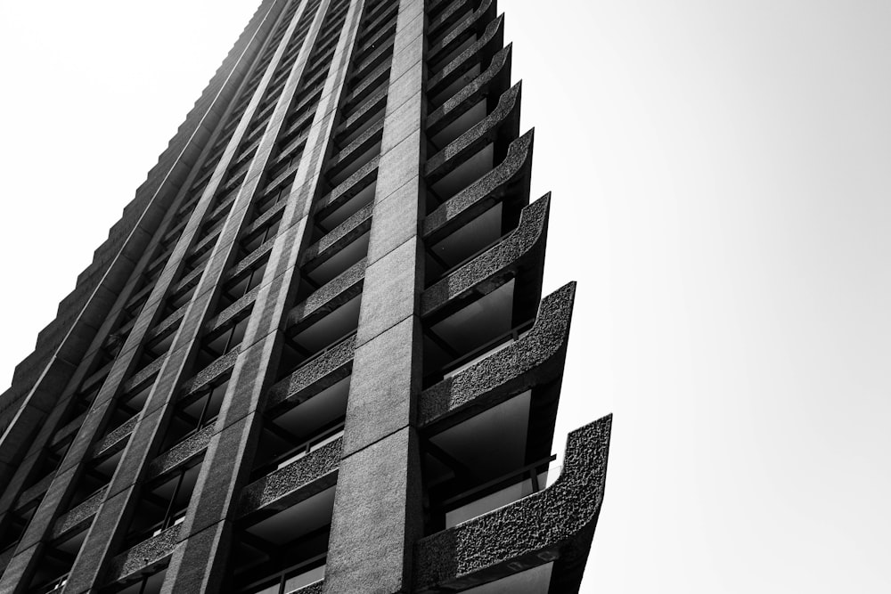 Une photo en noir et blanc d’un grand immeuble