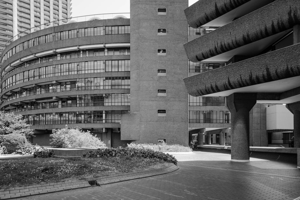 une photo en noir et blanc d’un bâtiment circulaire