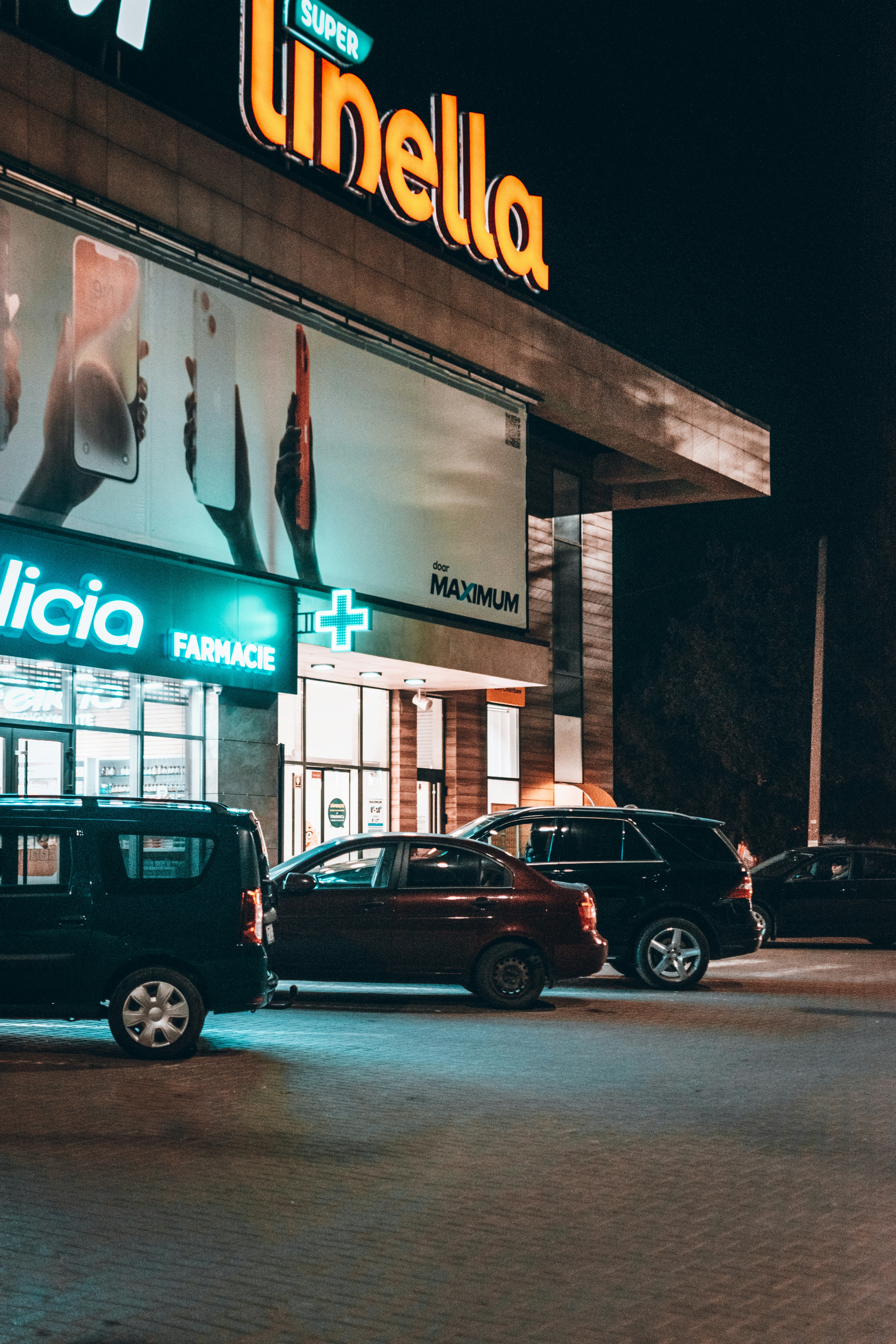 a group of cars parked in front of a building