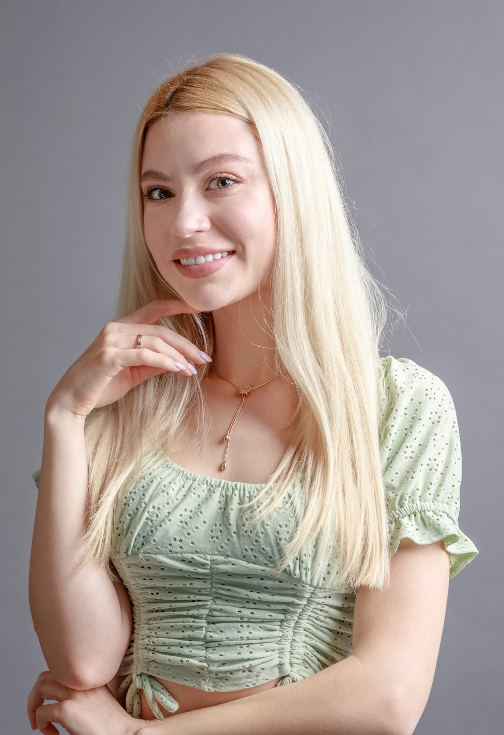 Una mujer con cabello largo y rubio posando para una foto