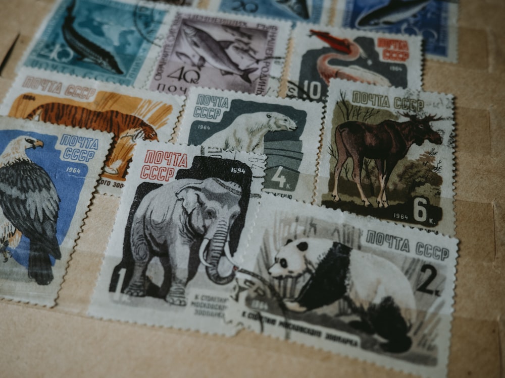 un tas de timbres avec différents animaux dessus