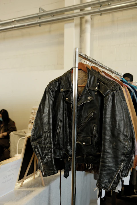 Jaket kulit hitam tergantung di rak