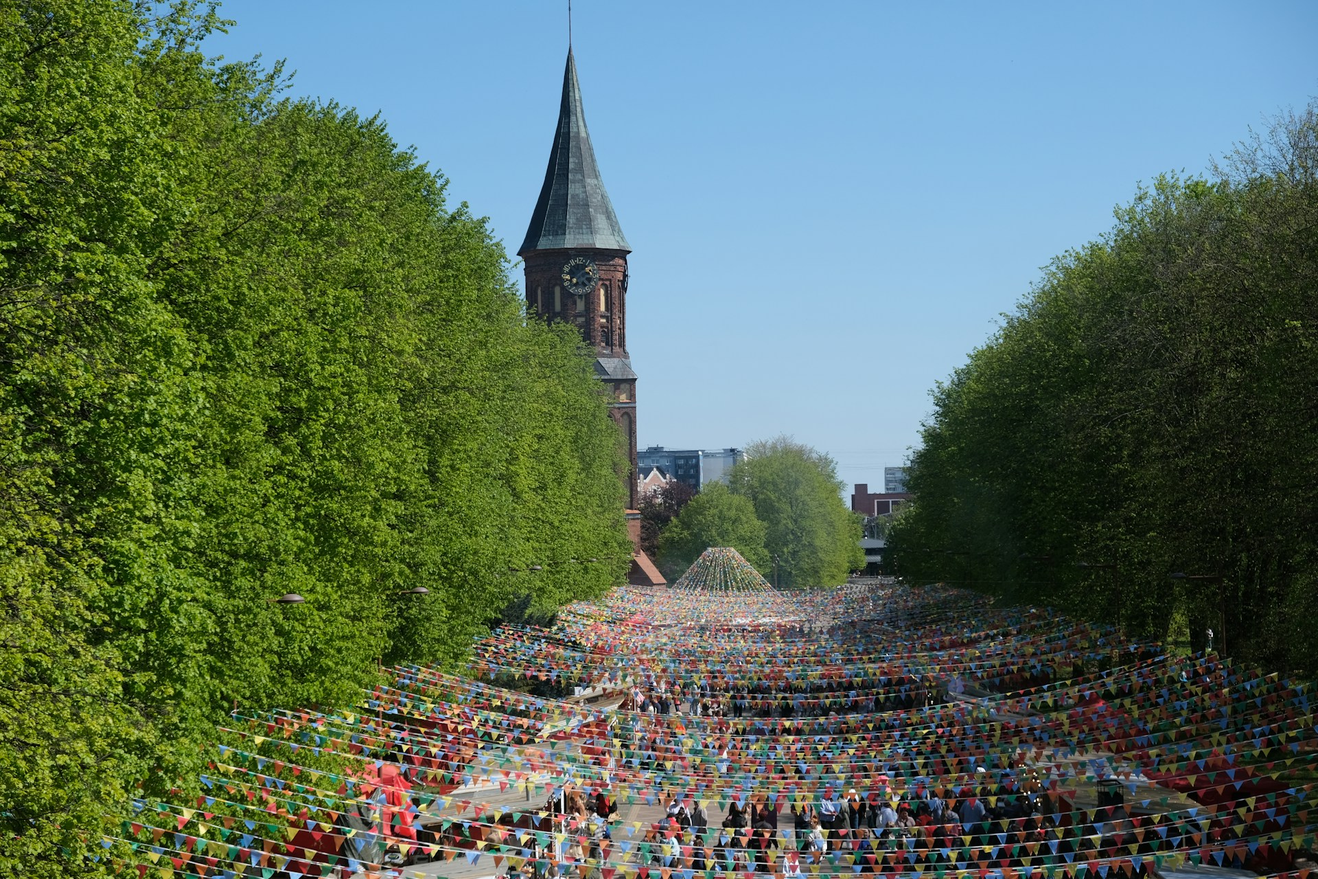 gray computer monitor