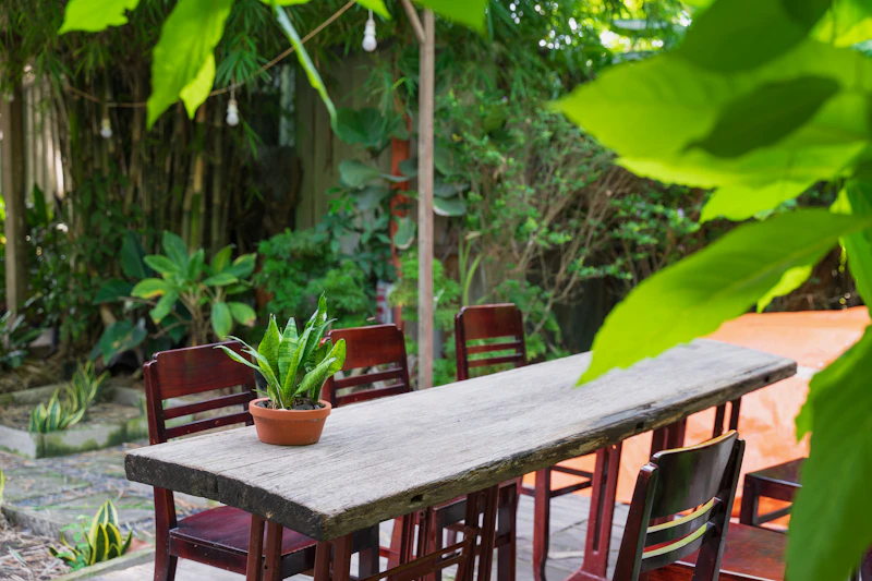 Góc thư giãn ngoài trời gỗ và cây