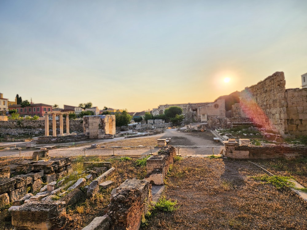 As ruínas de uma cidade romana ao pôr do sol