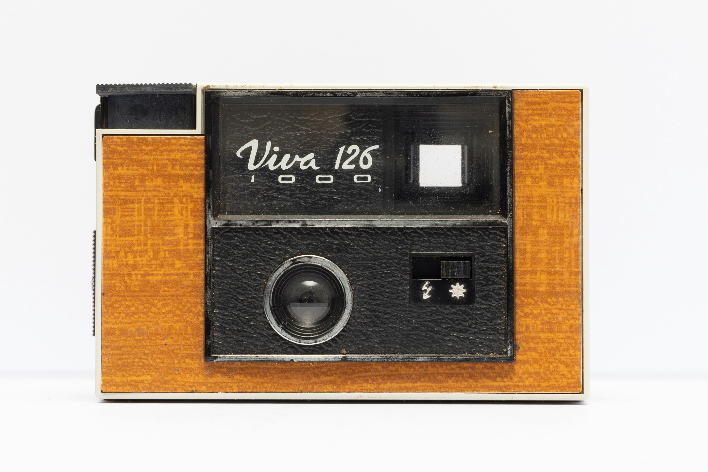 Eine altmodische Kamera mit einem Holzgehäuse