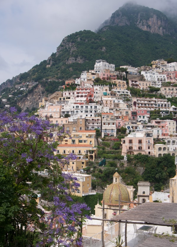 Cittadina italiana con montagne sullo sfondo