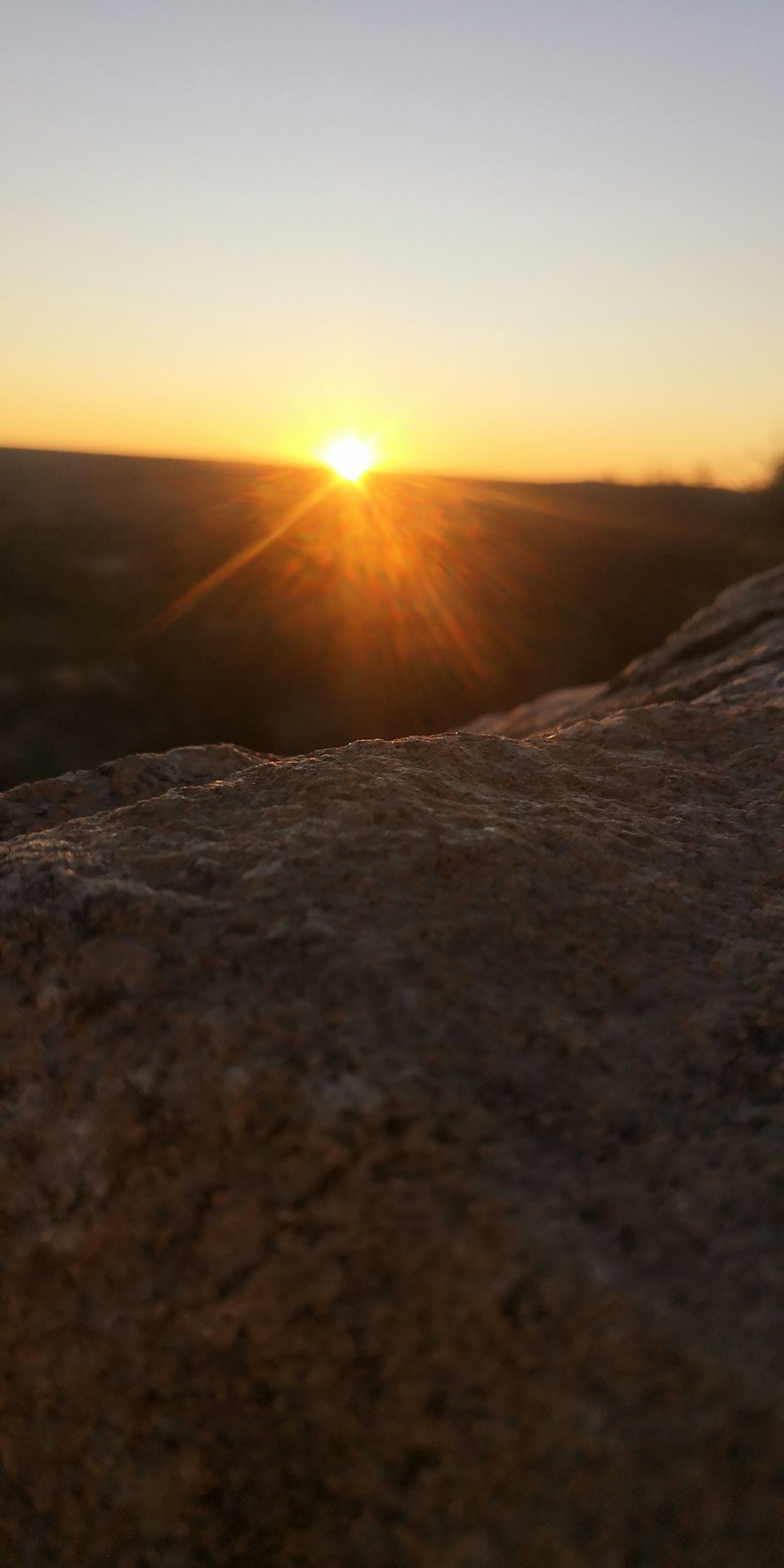Il sole sta tramontando su un affioramento roccioso