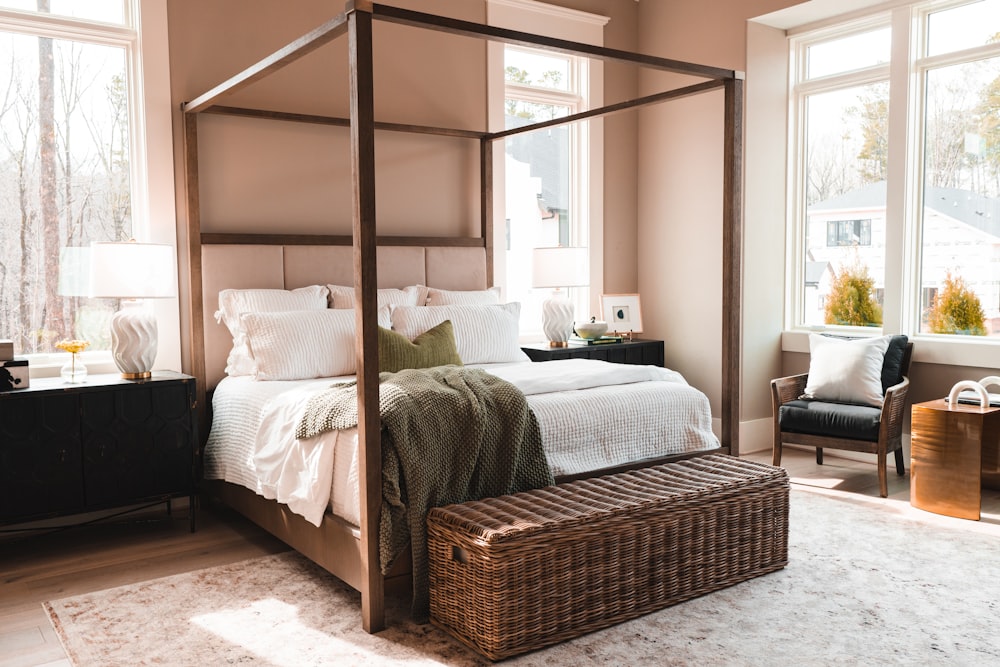 Una camera da letto con letto a baldacchino e baule di vimini foto