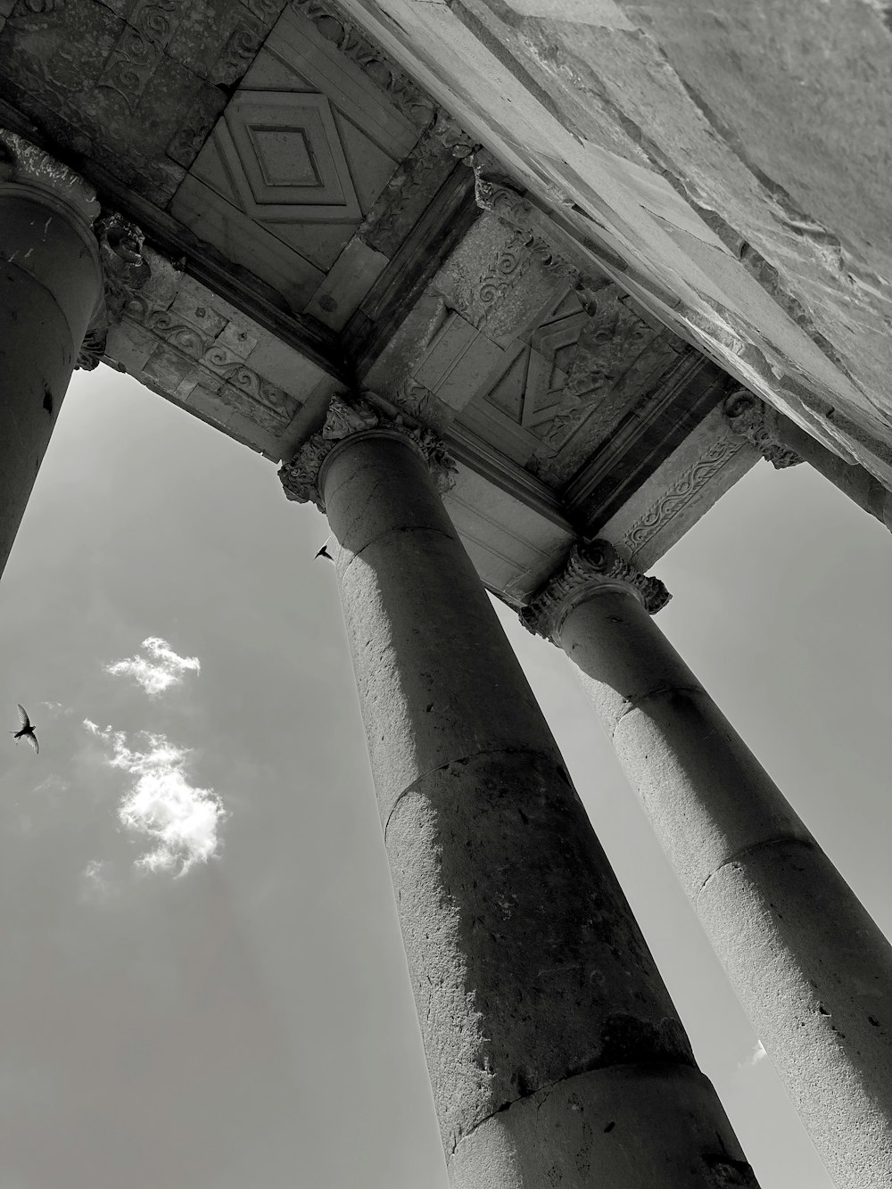 a black and white photo of some pillars