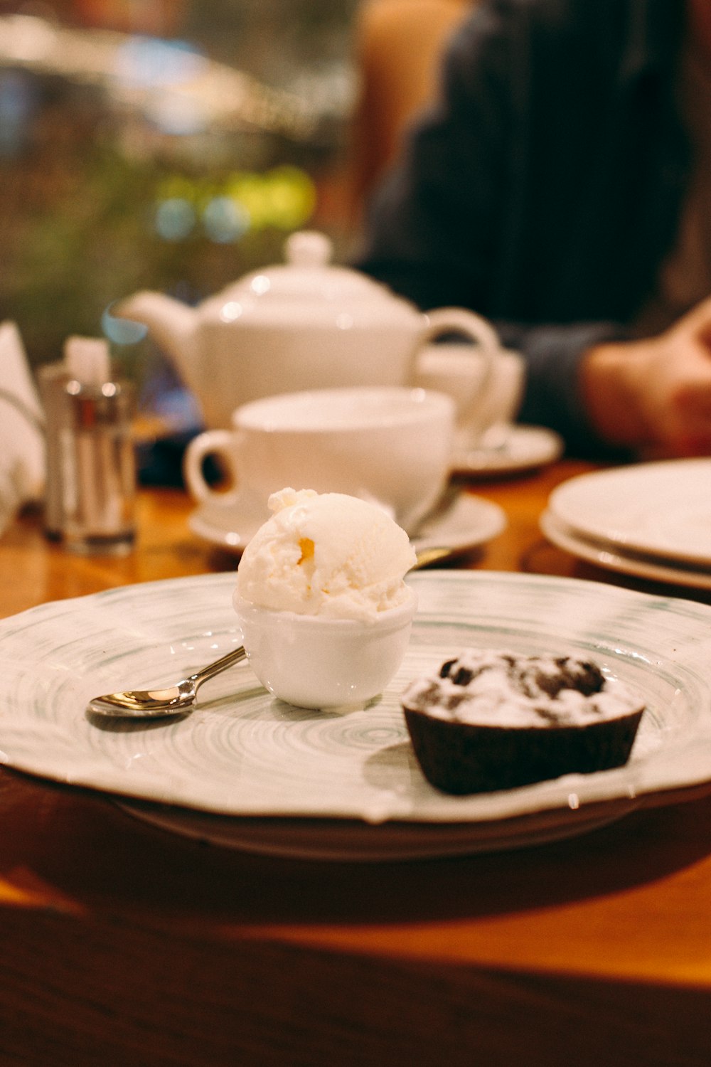 une assiette avec une boule de crème glacée dessus