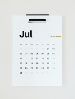Minimalist gold line art showing a calendar with automated booking notifications on an anthracite background.