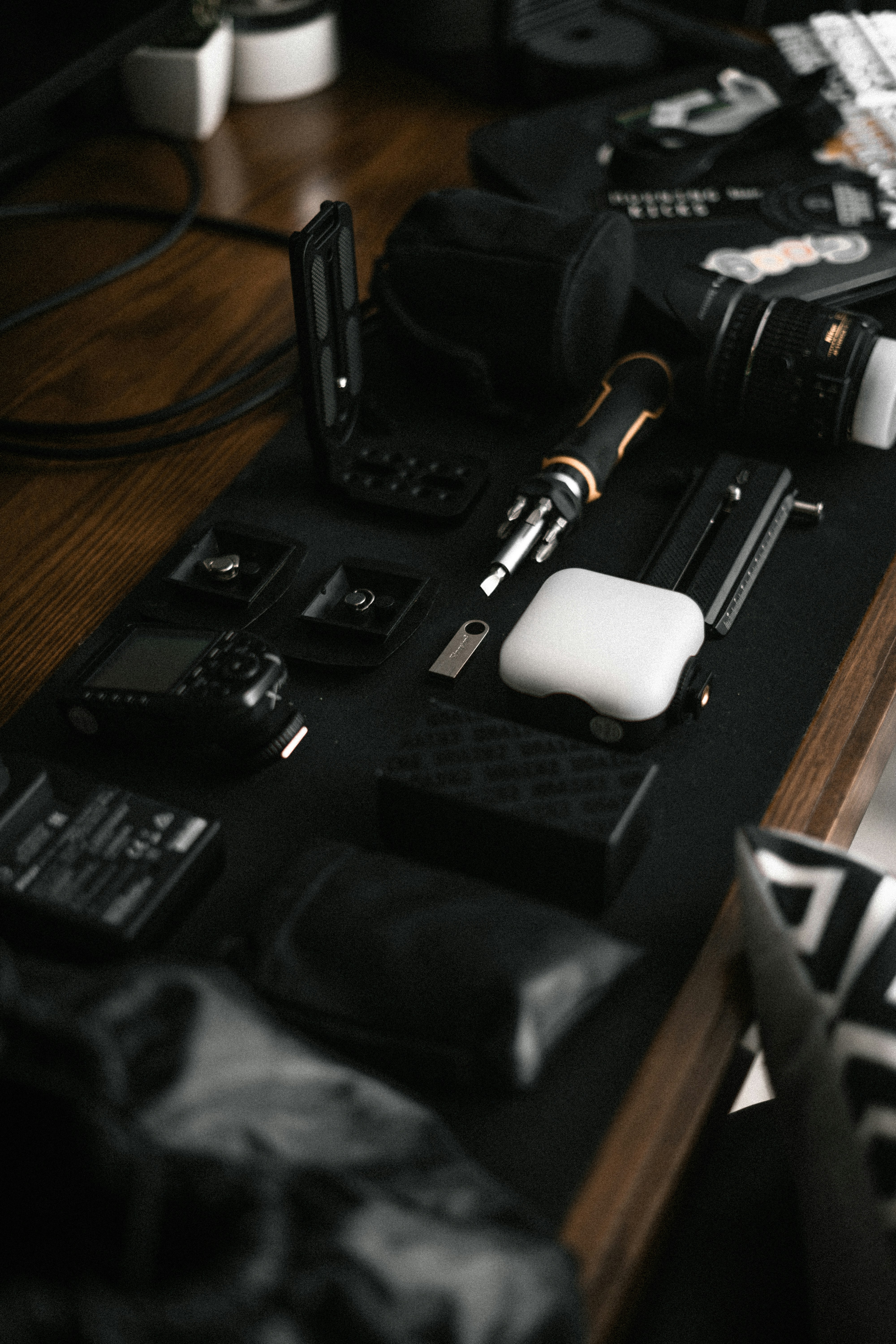 Una mesa cubierta con dispositivos electrónicos y accesorios