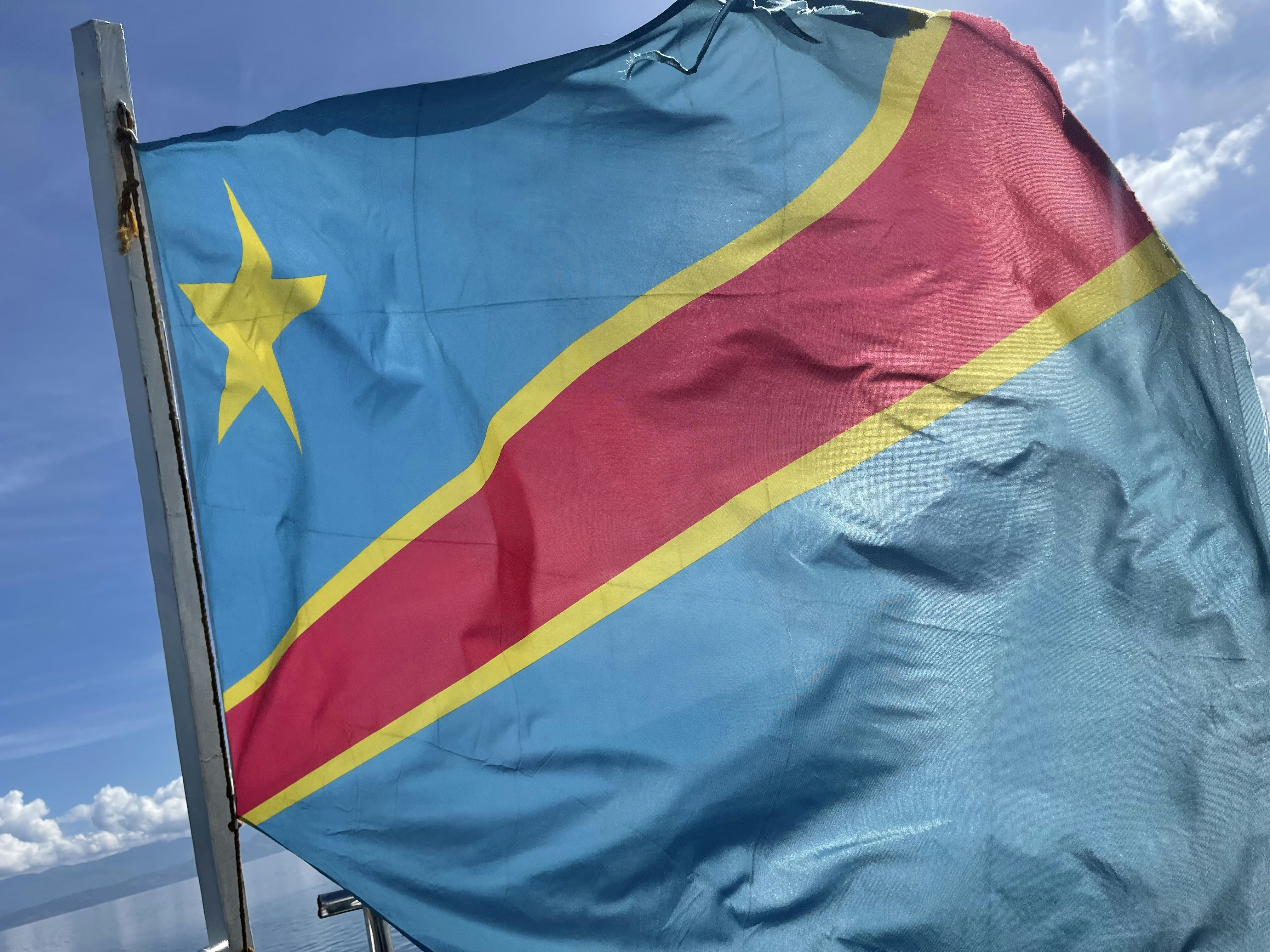 Straßenkinder in französischsprachigem Afrika (Level B2) — a large flag with a star on it