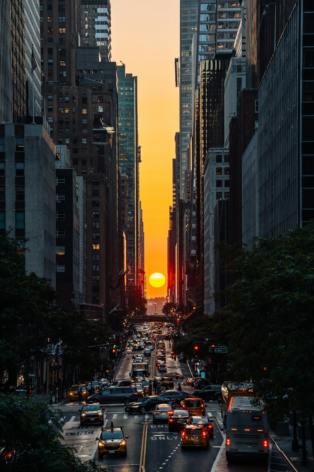 Eine Stadtstraße voller Verkehr bei Sonnenuntergang