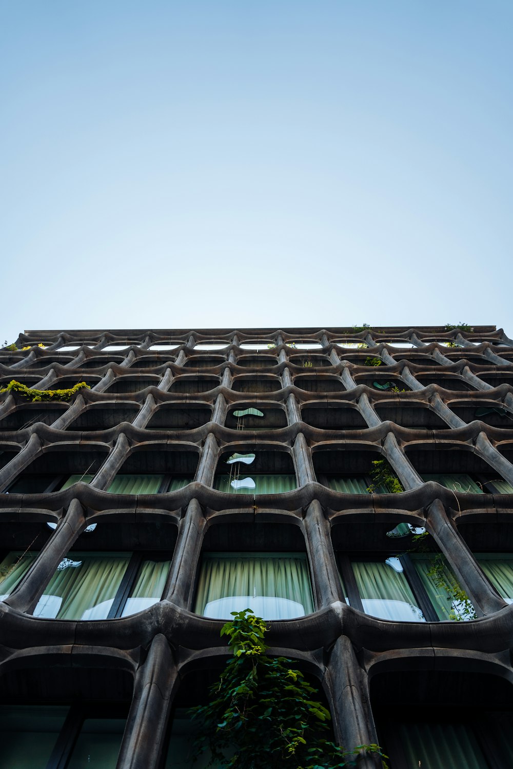 Un edificio muy alto con muchas ventanas