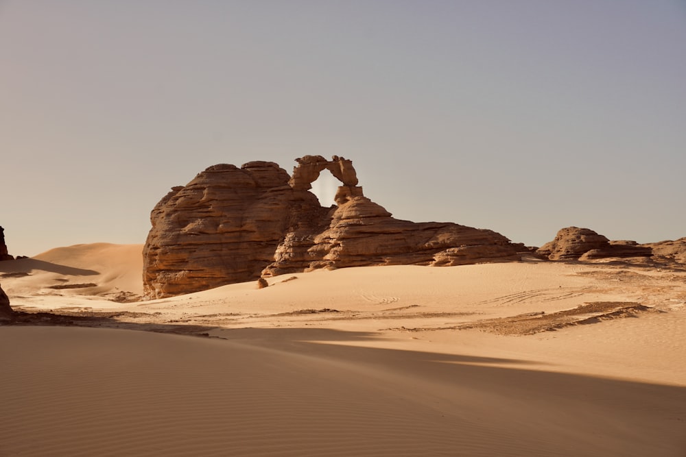 uma grande formação rochosa no meio de um deserto