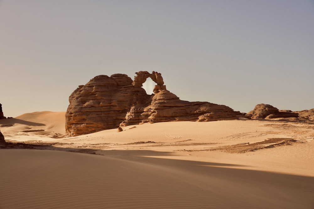 사막 한가운데에 있는 큰 암석