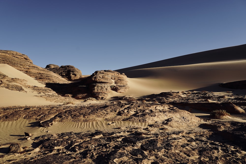 Un paisaje desértico con rocas y dunas de arena