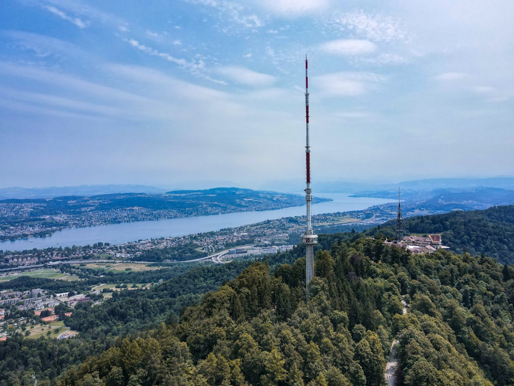 ein Mobilfunkmast auf dem Gipfel eines Berges