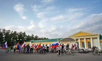 Crowd gathered around the vélo radio at a lively outdoor event in Romandie.