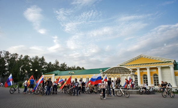 Crowd gathered around the vélo radio at a lively outdoor event in Romandie.