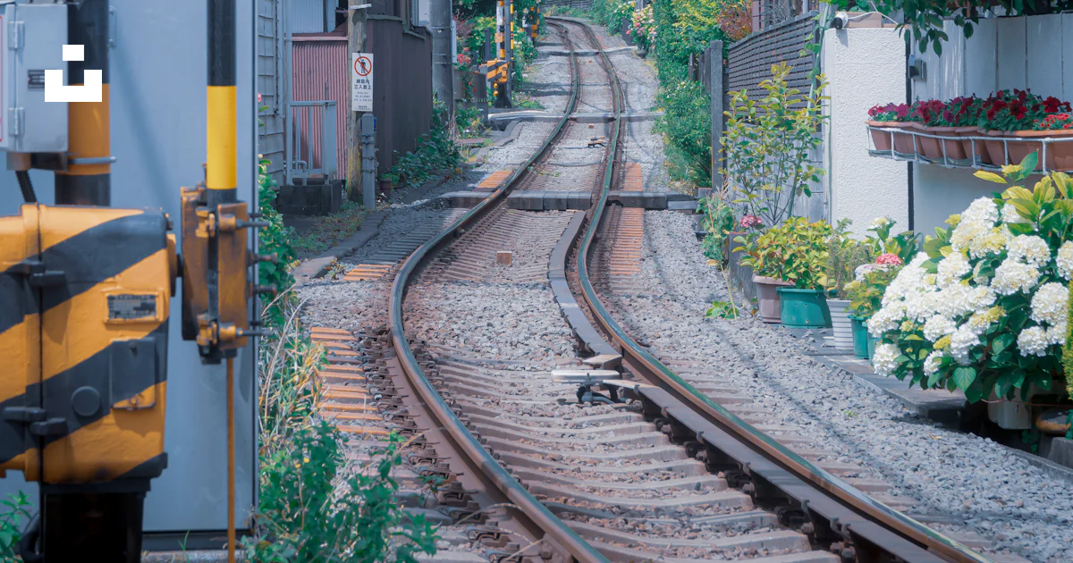 작은 마을을 가로지르는 기찻길 사진 – Unsplash의 무료 일본 이미지