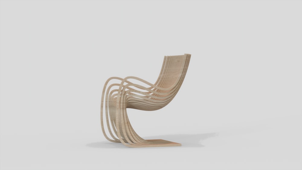 uma cadeira feita de tiras de madeira em um fundo branco