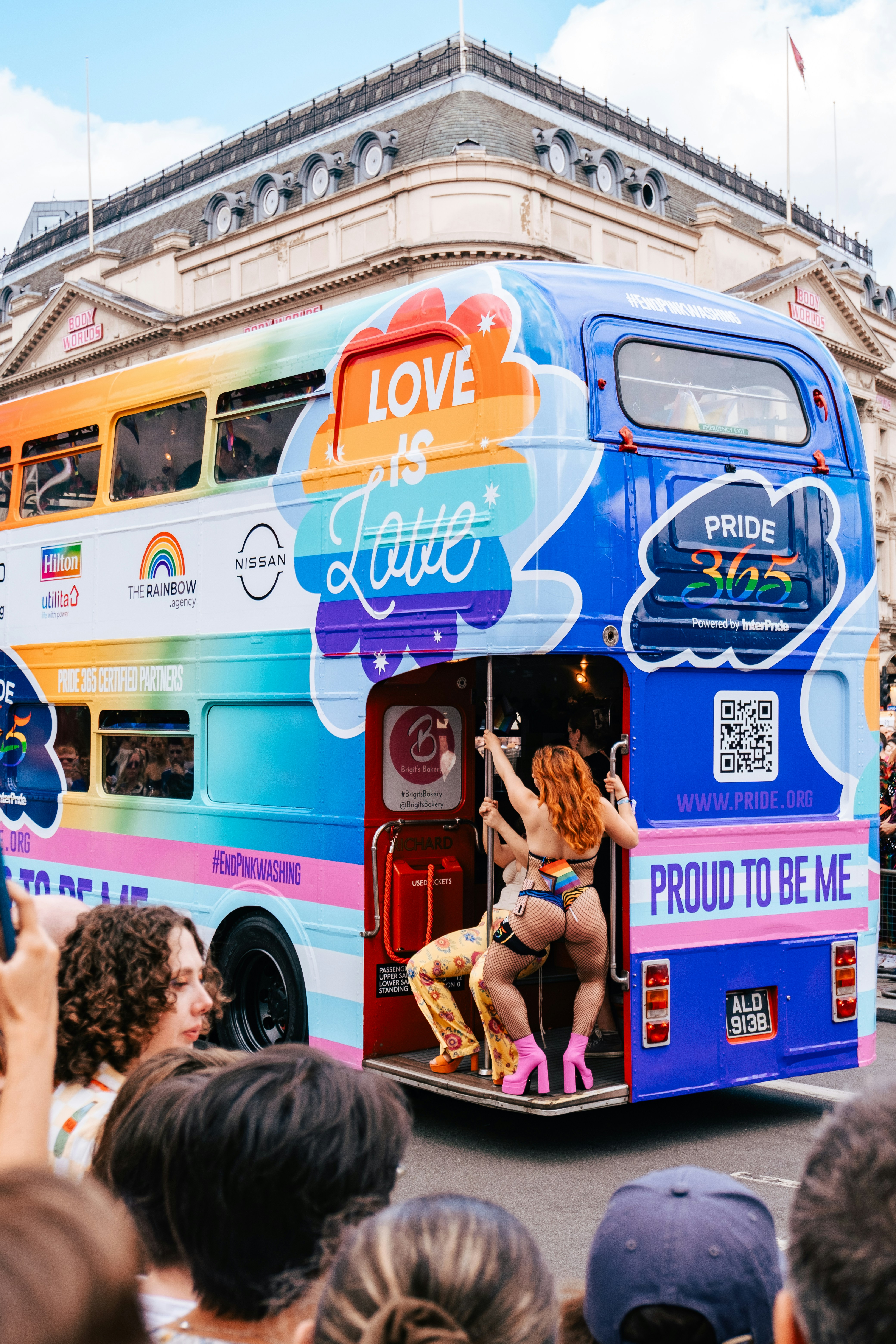 Un colorido autobús de dos pisos conduciendo por una calle