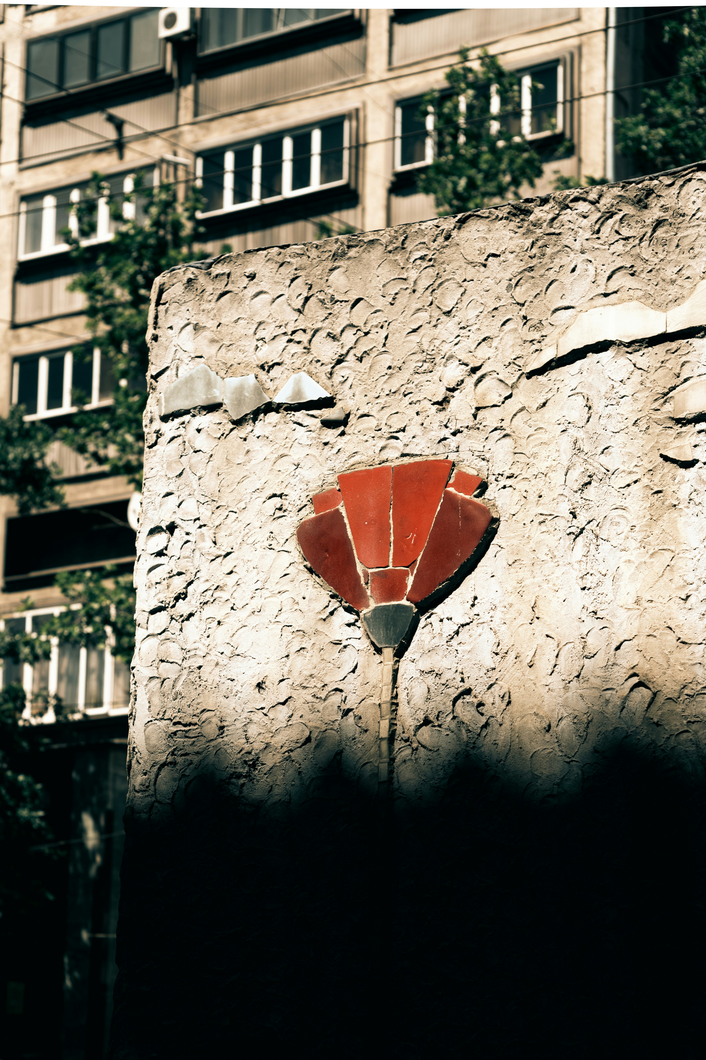 A building with a broken red sign on it photo – Free City Image on Unsplash