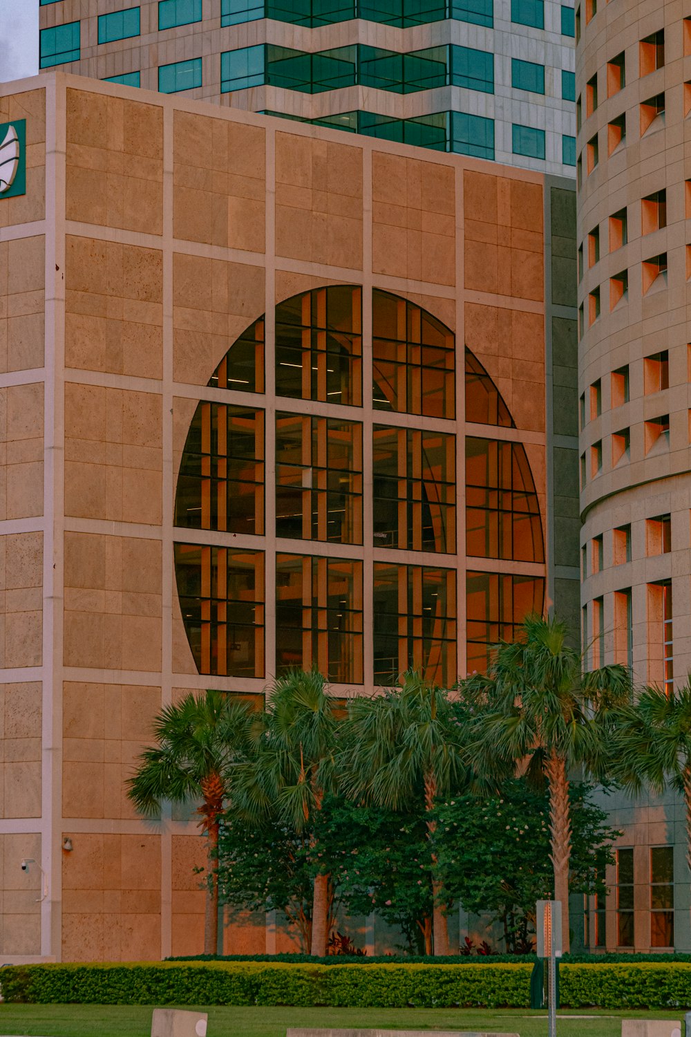 Un edificio alto con un reloj en el costado