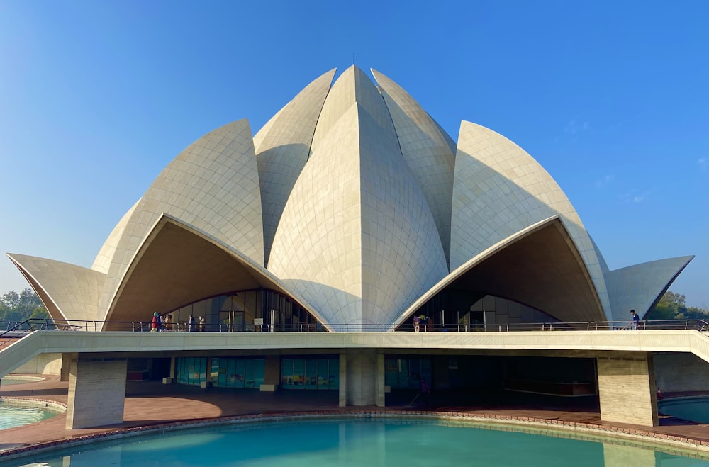 um grande edifício com uma grande piscina em frente