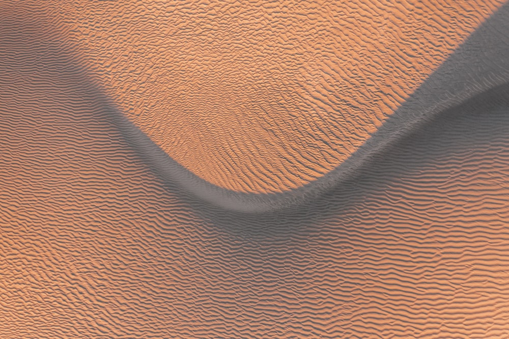 Ein abstraktes Foto einer Welle im Sand